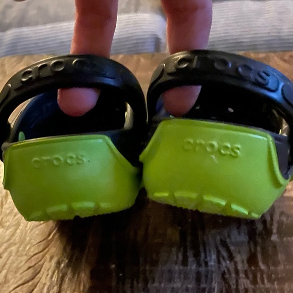 Kids Classic Clogs by CROCS. Black/Green. Kids 1-6 years old; Size C7 - Picture 4 of 6